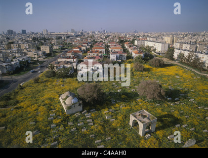 Photographie aérienne d'un vieux cimetière dans le quartier Shabazi dans le sud de Tel Aviv Banque D'Images