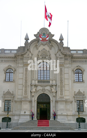 Le Palais du Gouvernement du Pérou aussi connu comme la maison de Pizarro, situé sur le côté nord de la Plaza Mayor de Lima, Pérou. Banque D'Images