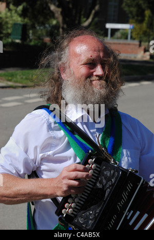 Un danseur jouant un mélodéon Morris au cours de célébration du premier mai à Allington, Lincolnshire, Angleterre. Banque D'Images