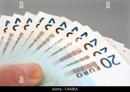 Un ventilateur de 20 euro note avec une partie d'un pouce dans le coin de l'image Banque D'Images