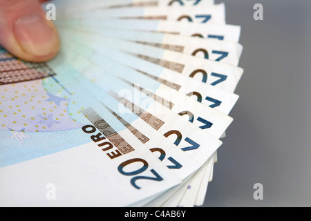 Un ventilateur de 20 euro note avec une partie d'un pouce dans le coin de l'image Banque D'Images
