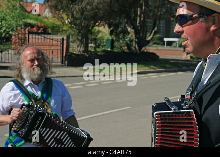 Morris Dancers jouant mélodéons lors de célébration du premier mai à Allington, Lincolnshire, Angleterre. Banque D'Images