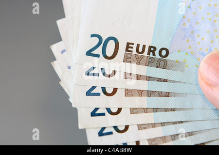 Un ventilateur de 20 euro note avec une partie d'un pouce sur le côté de l'image Banque D'Images