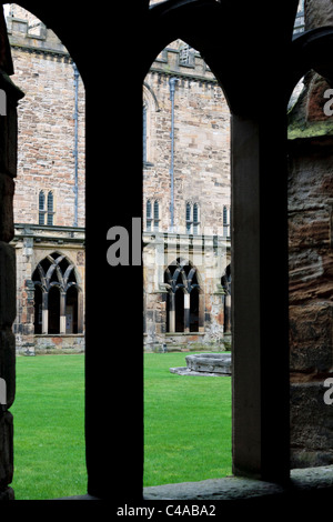 Vue sur le cloître de la cathédrale de Durham en Angleterre Banque D'Images