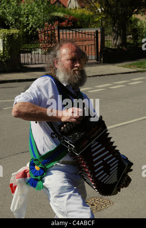 Un danseur jouant un mélodéon Morris au cours de célébration du premier mai à Allington, Lincolnshire, Angleterre. Banque D'Images