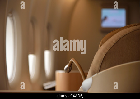 Liseuse passager en première classe (la Premiere) d'un Airbus A380 (Air France, AF), Paris FR Banque D'Images