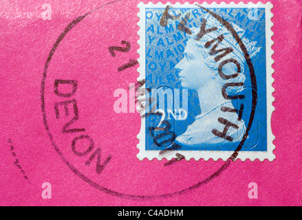 Une deuxième classe (2e) light blue Royal Mail timbre du bureau de poste avec Son Altesse Royale la Reine Elizabeth II Chef Banque D'Images