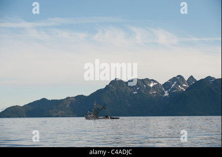 Prince William, en Alaska. Bateaux pêchent pour le saumon rose sur une belle journée neaer Knight Island, en Alaska. Banque D'Images
