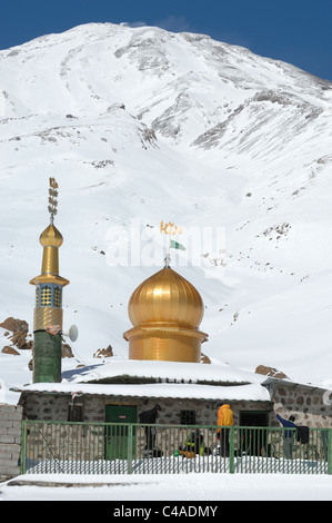 Les alpinistes à l'extérieur de la mosquée Saheb al Zaman sur Mt Damavand dans les montagnes d'Iran Alburz en hiver. Banque D'Images