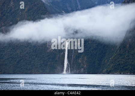 Une cascade dans Milford Sound, Nouvelle Zélande Banque D'Images