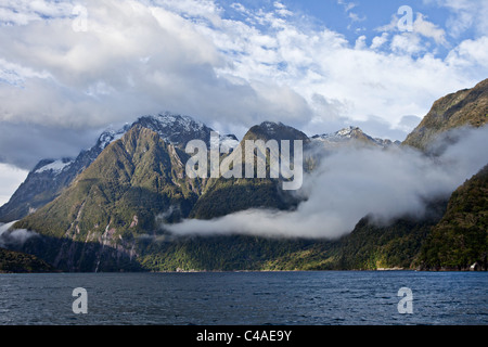 Le fjord de Milford Sound vu de bateau de tourisme, Nouvelle-Zélande Banque D'Images