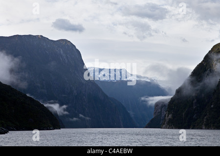 Le fjord de Milford Sound vu de bateau de tourisme, Nouvelle-Zélande Banque D'Images