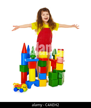 Heureux l'enfant dans un jouet château isolé sur fond blanc Banque D'Images
