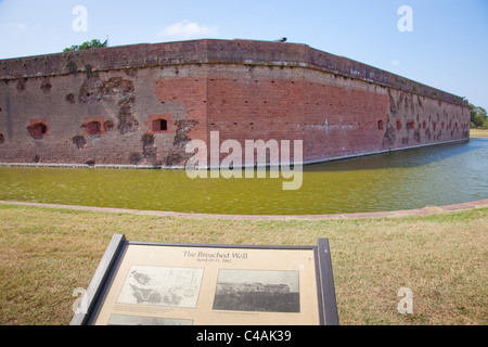 Cannonball dommages causés pendant la guerre civile, Fort Pulaski National Monument, Tybee Island, Géorgie Banque D'Images