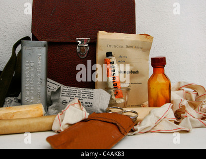 Un Allemand historique trousse de premiers soins avec différents outils comme compresse,bandages,salve,un ordinateur portable de la "Croix Rouge", etc. Banque D'Images