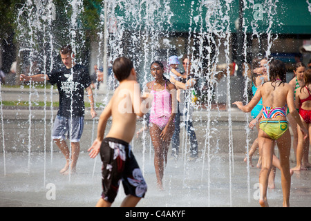 Les enfants de se rafraîchir dans une fontaine à Savannah, Géorgie Banque D'Images