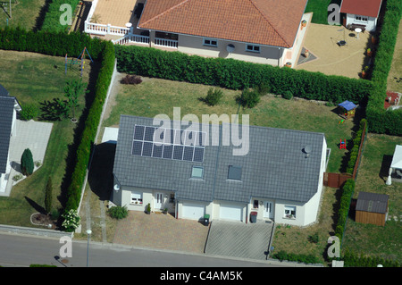 Vue aérienne de la maison privée avec des panneaux photovoltaïques sur le toit, France Banque D'Images