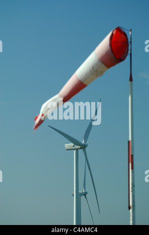 Manche à vent et les éoliennes, région Lorraine, France Banque D'Images