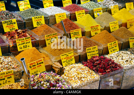 Le thé et les épices à la vente sur le marché aux épices ou Misir Carsisi à Istanbul, Turquie Banque D'Images