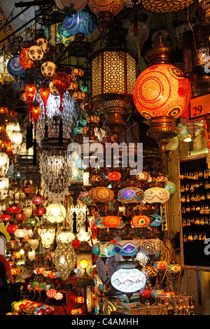 L'éclairage et feux de turc à la lumière d'une lampe et boutique dans le Grand Bazar, aka vieux bazar, marché couvert à Istanbul, Turquie Banque D'Images