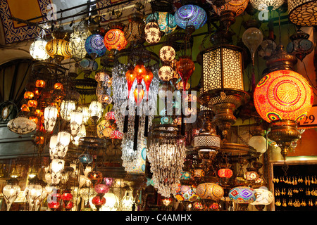 L'éclairage et feux de turc à la lumière d'une lampe et boutique dans le Grand Bazar, aka vieux bazar, marché couvert à Istanbul, Turquie Banque D'Images