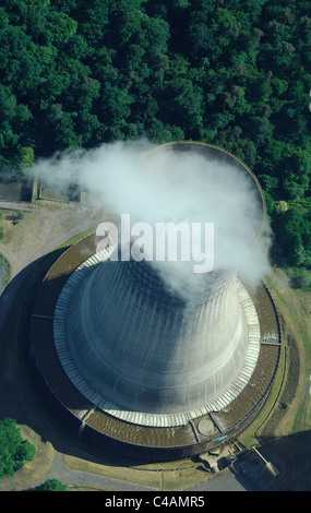 Vue aérienne de la tour de refroidissement de la vapeur d'eau de la station d'alimentation électrique, Emile Huchet Carling Saint Avold, Moselle, Lorraine, France Banque D'Images