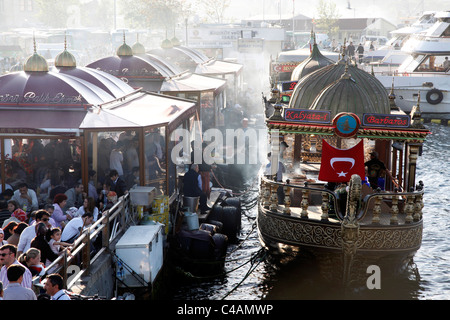 Vente bateaux turcs et fraîchement pêché le poisson cuit aux touristes à Istanbul, Turquie Banque D'Images