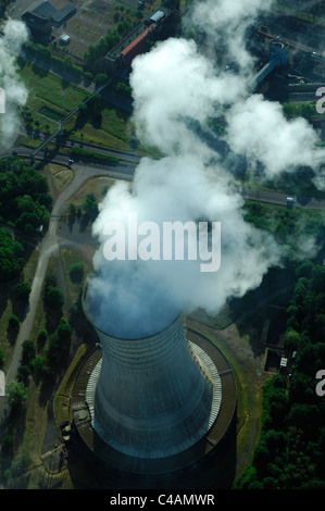 Vue aérienne de la tour de refroidissement de la vapeur d'eau de la station d'alimentation électrique, Emile Huchet Carling Saint Avold, Moselle, Lorraine, France Banque D'Images