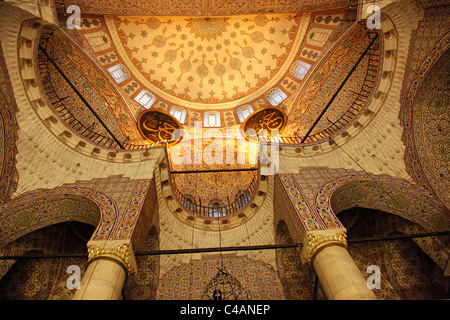 Décoration d'intérieur et le toit de la mosquée de l'Valide Sultan, le Yeni Cami également connu sous le nom de la nouvelle mosquée à Istanbul, Turquie Banque D'Images