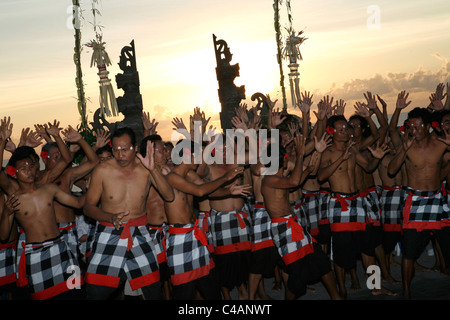 Les hommes de la danse balinaise ketchak à Ulu Watu temple, Bali Banque D'Images