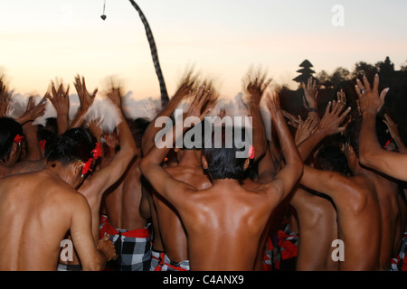 Les hommes de la danse balinaise ketchak à Ulu Watu temple, Bali Banque D'Images