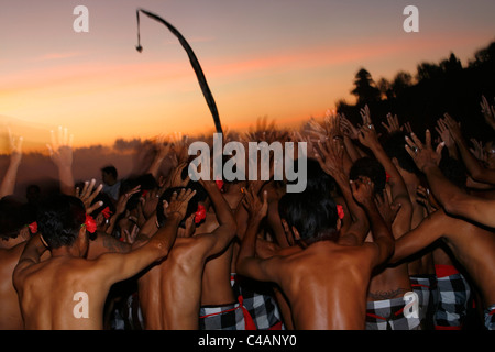 Les hommes de la danse balinaise ketchak à Ulu Watu temple, Bali Banque D'Images