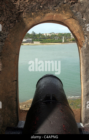 Canon à Fort Jésus, Mombasa, Kenya, Afrique de l'Est Banque D'Images