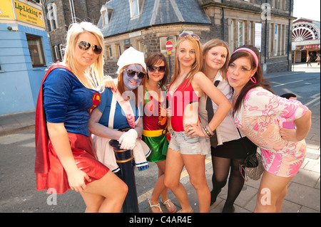 Un groupe de six jeunes femmes 6 déguisés sur une poule night party à Aberystwyth Wales UK Banque D'Images