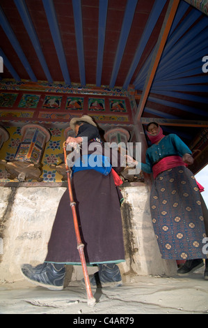 Pèlerins tibétains visiter le monastère de Labrang à Xiahe. Banque D'Images