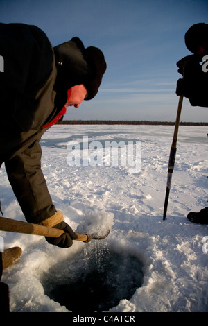 La Russie, la Sibérie, le Baïkal ; la Russie, la Sibérie, le Baïkal ; l'objet de préparatifs pour la pêche sur le lac Baïkal gelé en hiver Banque D'Images