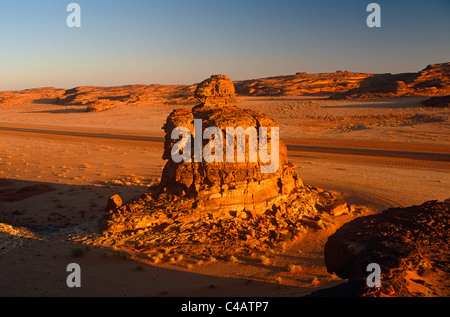 L'Arabie saoudite, Médine, nr. Al-Ula. Les cheminées rocheuses et bluffs dot le paysage sur le bord de la Nefud Nafud (aka) désert. Banque D'Images