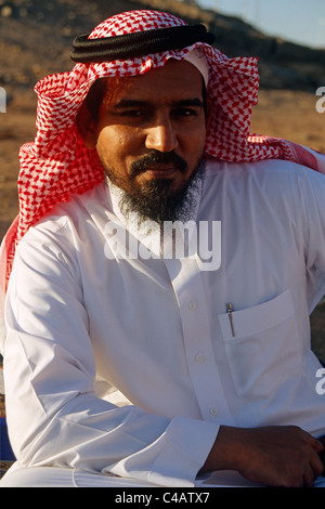 L'Arabie Saoudite. Un Saoudien en vêtements traditionnels Banque D'Images