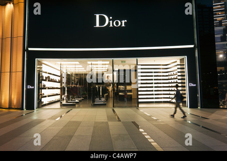 Singapour, Singapour, Orchard Road. En dehors du magasin Shoppers Dior à l'ION Orchard Mall. Banque D'Images