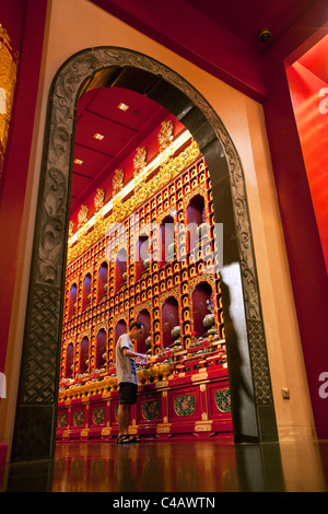 Singapour, Singapour, Chinatown. Intérieur de l'Buddha Tooth Relic Temple and Museum. Banque D'Images