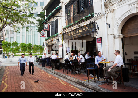 Singapour, Singapour, Boat Quay. Les travailleurs de la ville de boire à un pub de style britannique à Boat Quay. Banque D'Images