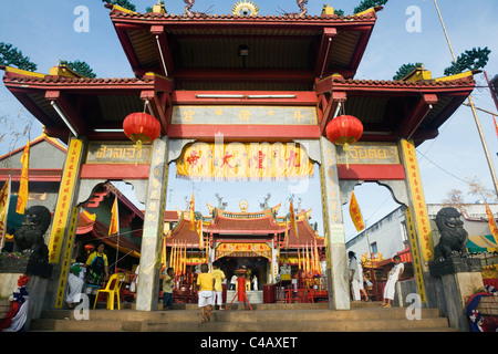 La Thaïlande, Ko Phuket, Phuket. L'Jui Tui Tao Bo Keang Temple dans la ville de Phuket décorées de bannières religieuses Banque D'Images