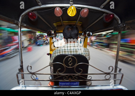 Thaïlande, Bangkok. Tut-tuk en taxi à travers les rues de Bangkok. Banque D'Images