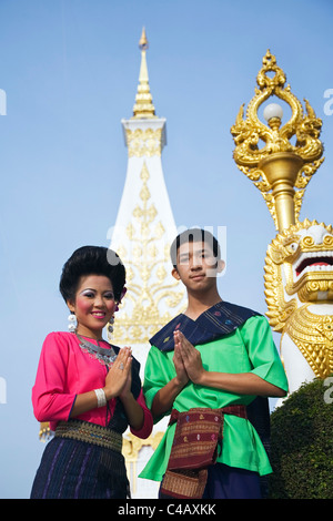 La Thaïlande, Nakhon Phanom, que Phanom. Danseurs dans l'Isan de cérémonie robe avec le chedi du Wat Phra That Phanom, dans l'arrière-plan Banque D'Images