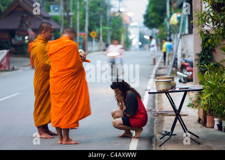 Thailande, Mae Hong Son, Mae Hong Son. Le matin, les moines l'aumône ronde. Banque D'Images