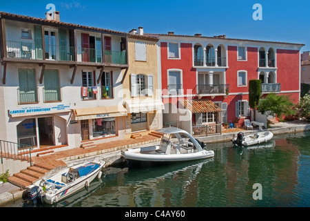 Maisons au bord de l'eau et de bateaux dans la station balnéaire de Port Grimaud, Var, Provence, France Banque D'Images