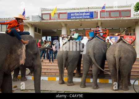 La Thaïlande, Surin, Surin. Les passagers attendent des taxis de l'éléphant à la gare ferroviaire de Surin pendant le festival annuel de Roundup de l'éléphant. Banque D'Images