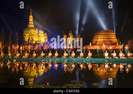 La Thaïlande, Sukhothai, Sukhothai. Spectacle son et lumière à Wat Mahathat dans le parc historique de Sukhothai. Banque D'Images