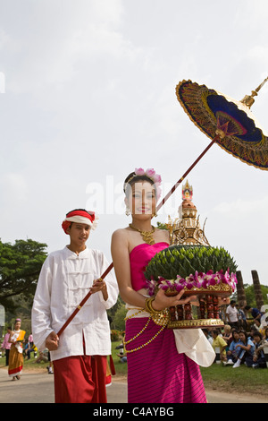La Thaïlande, Sukhothai, Sukhothai. Femme transportant un krathong cérémonie pendant le festival de Loi Krathong à l'histo de Sukhothai Banque D'Images