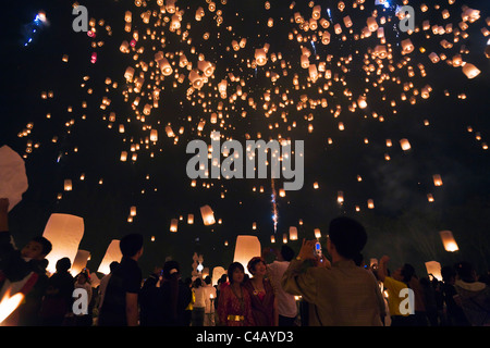 La Thaïlande, Chiang Mai, San Sai. Lancement khom (loi fêtards sky lanternes) dans le ciel nocturne pendant le festival Yi Peng. Banque D'Images